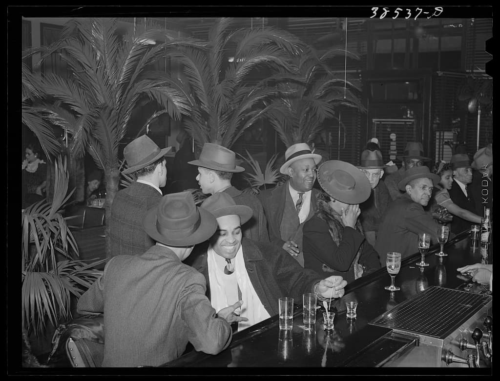 The bar at Palm Tavern, 47th St., Chicago, 1941